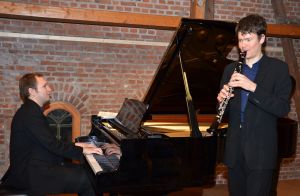 Es muss nicht immer Walzer sein Spielfreudiges Duo Jeanquirit begeistert beim Neujahrskonzert der Brahms-Gesellschaft